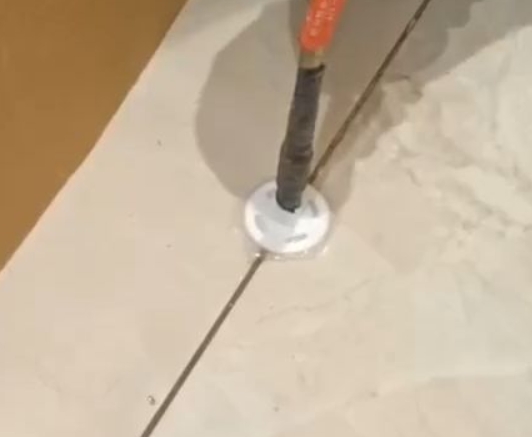 偏关瓷砖空鼓维修公司专业解答瓷砖在铺贴过程中，如果没有涂抹均匀到位的粘结材料（如水泥砂浆或瓷砖胶），可能会导致以下问题