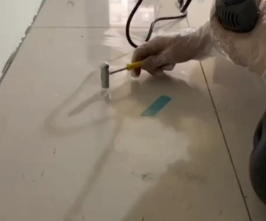 偏关瓷砖开裂维修公司专业分享瓷砖在铺贴前如果没有沥干水分，将会导致以下问题