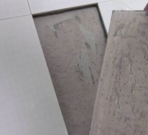 偏关瓷砖空鼓维修公司分享瓷砖铺贴时如果打浆（即涂抹在瓷砖背面和基层上的砂浆或瓷砖胶）过少，会带来以下问题